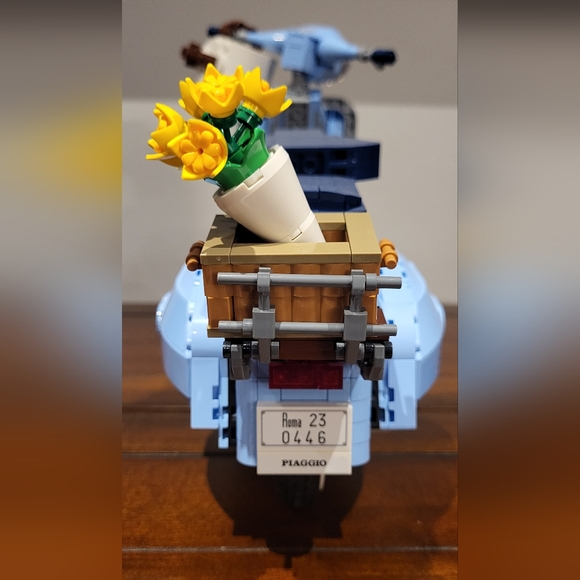 LEGO • Vespa 125 • 1107 Pieces • Item # 10298 - Picture 8 of 10